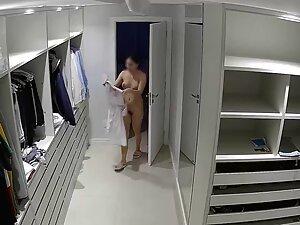 Spying on naked milf in a walk in closet Picture 1
