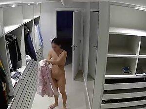 Spying on naked milf in a walk in closet Picture 2