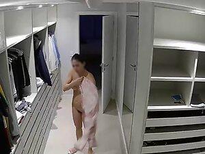 Spying on naked milf in a walk in closet Picture 3