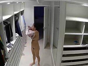 Spying on naked milf in a walk in closet Picture 4