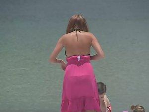Milf's butt crack accidentally showed Picture 1