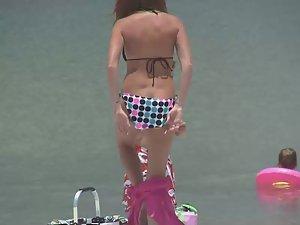 Milf's butt crack accidentally showed Picture 3