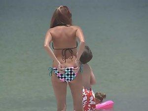 Milf's butt crack accidentally showed Picture 8