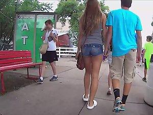 Following a teen couple in love Picture 4