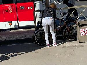 Thong whale tail visible when she locks her bicycle Picture 3