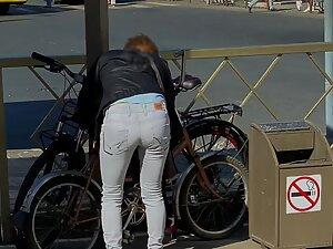 Thong whale tail visible when she locks her bicycle Picture 4