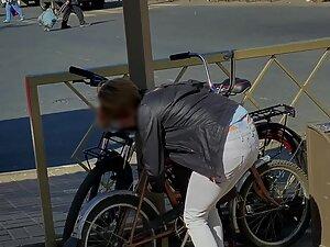 Thong whale tail visible when she locks her bicycle Picture 5