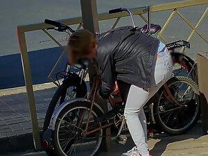 Thong whale tail visible when she locks her bicycle Picture 6