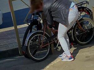 Thong whale tail visible when she locks her bicycle Picture 7