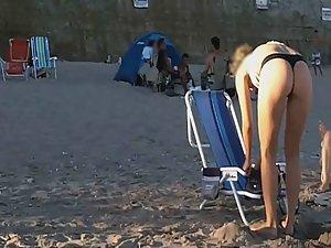Spying a bent over beach babe Picture 8