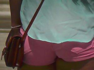 Tourist girl with hot ass in pink shorts Picture 3