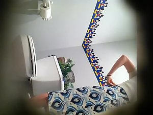 Thin woman secretly examined in a toilet Picture 8