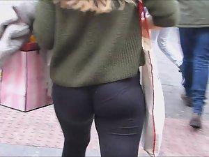 Perfect wiggle while she walks Picture 7