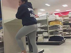 Thick booty of black girl in store Picture 4