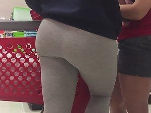Thick booty of black girl in store Picture 7