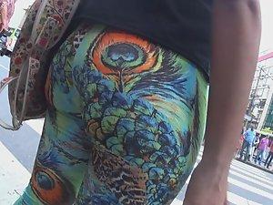 Big butt wiggles in peacock tights