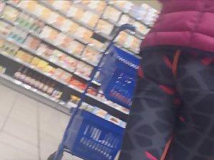 Sporty asian girl spotted in supermarket Picture 3