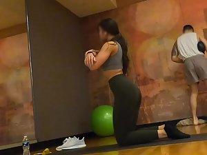 Selfies and booty workout of hot fitness girl Picture 1