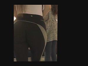 Fixing tights on an incredible ass Picture 8