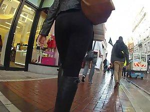 Thong seen in leggings on a rainy day Picture 6