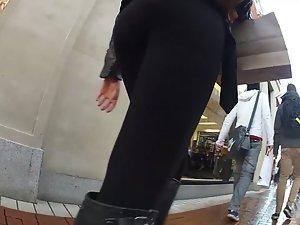 Thong seen in leggings on a rainy day Picture 7