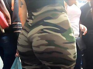 Strong bubble butt in camouflage leggings Picture 5