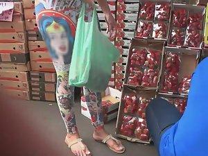 Wonder woman buys strawberries Picture 3