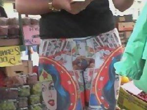 Wonder woman buys strawberries Picture 7