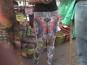 Wonder woman buys strawberries Picture 8