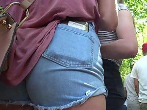 Cameltoe up teen girl's snatch Picture 8