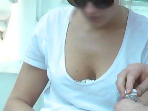 Yummy tits and bra visible in downblouse Picture 1