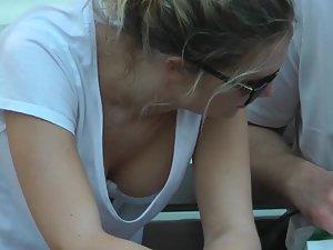 Yummy tits and bra visible in downblouse Picture 4