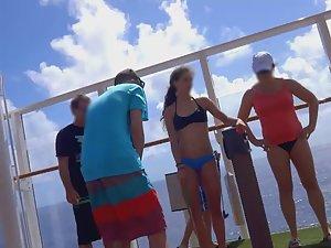 Sexy teen plays mini golf on a cruise Picture 2