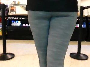 Cute girl's ass while she's on tip toes Picture 3