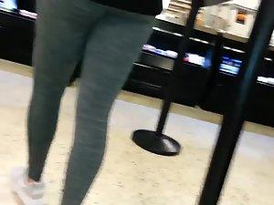 Cute girl's ass while she's on tip toes Picture 5