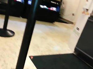 Cute girl's ass while she's on tip toes Picture 6