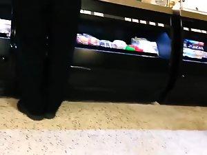 Cute girl's ass while she's on tip toes Picture 7