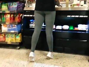 Cute girl's ass while she's on tip toes Picture 8