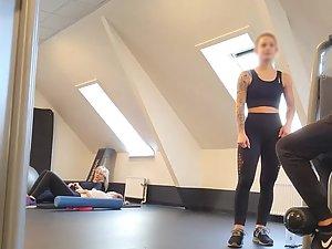 Super fit tattooed girl caught in gym Picture 1