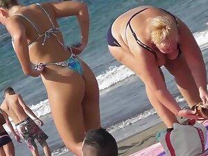 Perfect babe spotted on a crowded beach