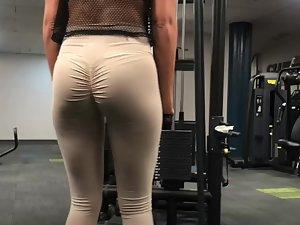 Fit ass in wrinkled tights at the gym Picture 5