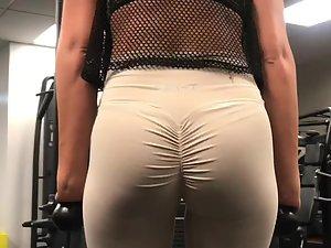 Fit ass in wrinkled tights at the gym