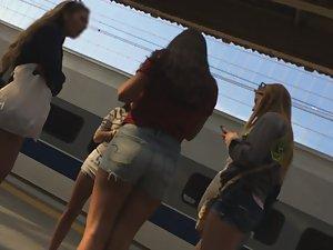 Sweet group of teens in shorts Picture 5