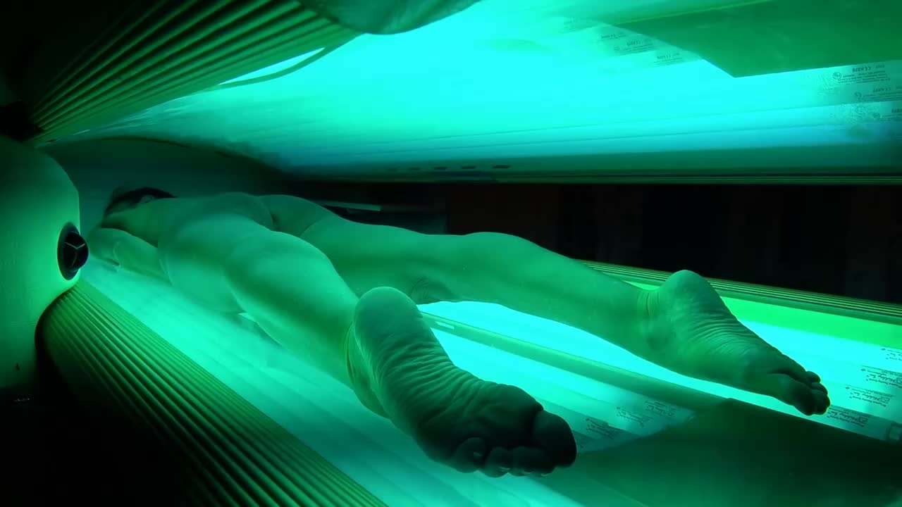 Masturbation in tanning machine caught by a voyeur