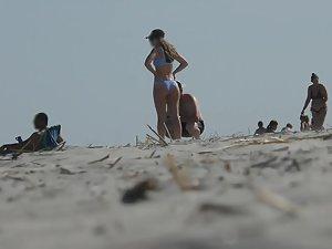 Zooming in on a very nicely shaped ass on the beach Picture 1