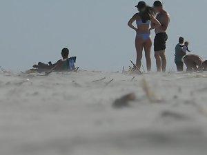 Zooming in on a very nicely shaped ass on the beach Picture 4