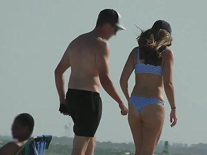 Zooming in on a very nicely shaped ass on the beach Picture 7