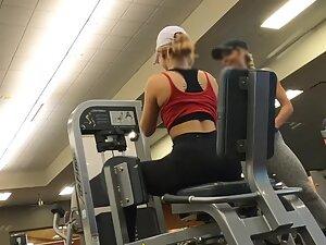 Getting close to see her butt cheeks flex Picture 4