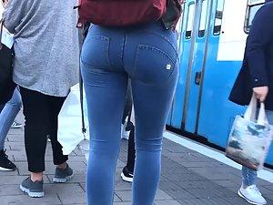 Secret admirer of a hot girl in blue jeans Picture 4