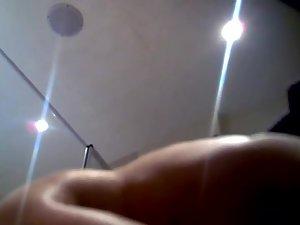 Mature woman spied after a shower Picture 2